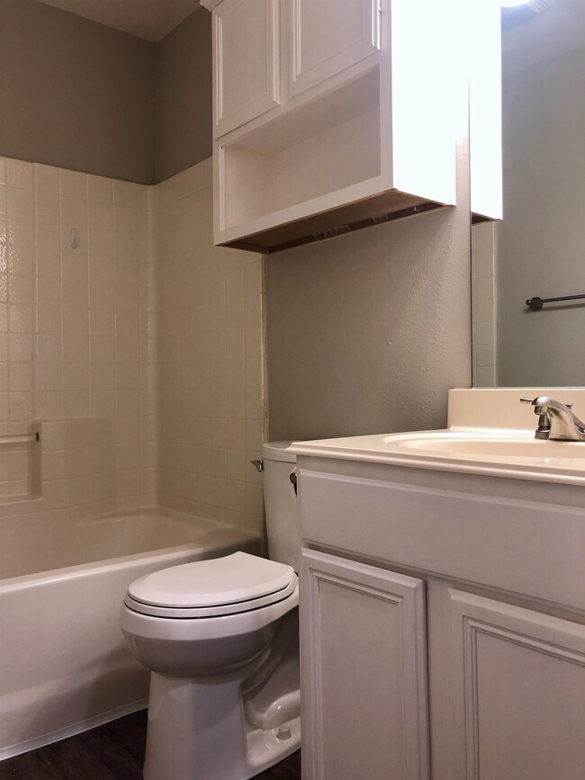 Building Photo - 2403 Carnation Ct