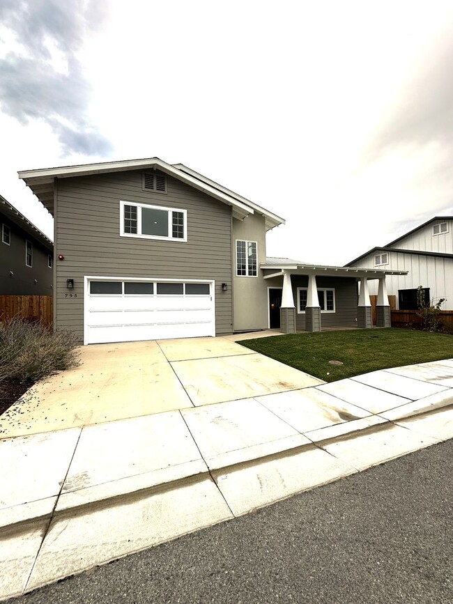 Building Photo - New Construction in Down Town Bishop West side!