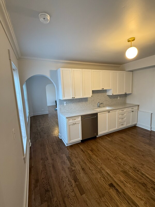 Building Photo - 705 N Damen Ave