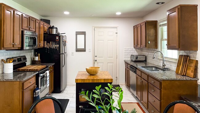 Building Photo - Updated Brick Ranch - Move In Ready!