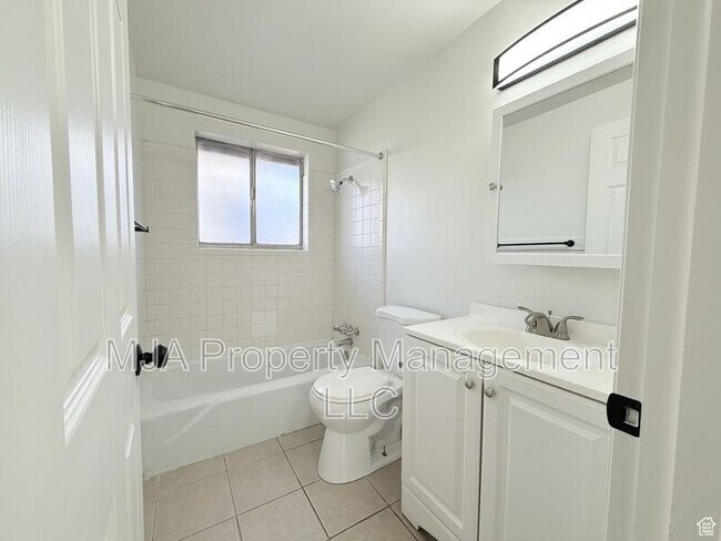 Building Photo - 2564 S 8th E