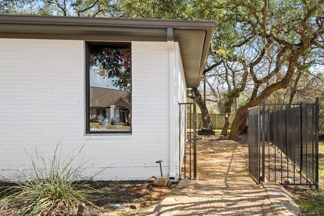 Building Photo - 6805 Western Oaks Blvd