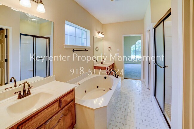 Building Photo - Beautiful home across from Jenks Middle School