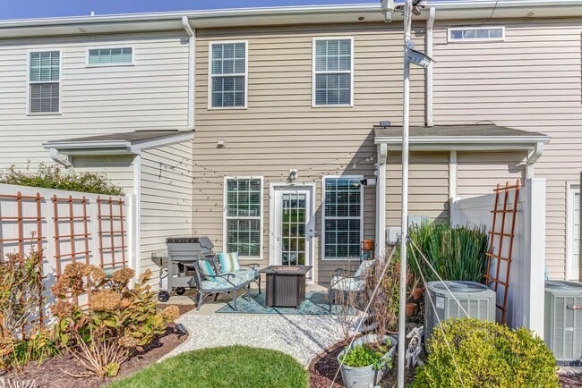 Building Photo - Luxury Townhome for rent!