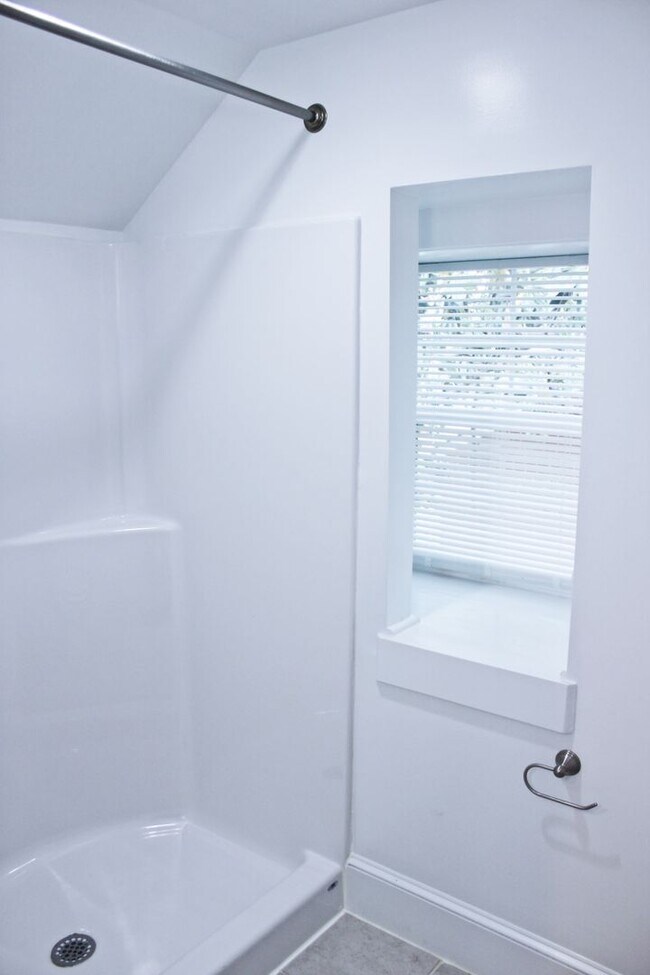 Building Photo - 3 Bedrooms 2 Full Bathrooms (one block fro...