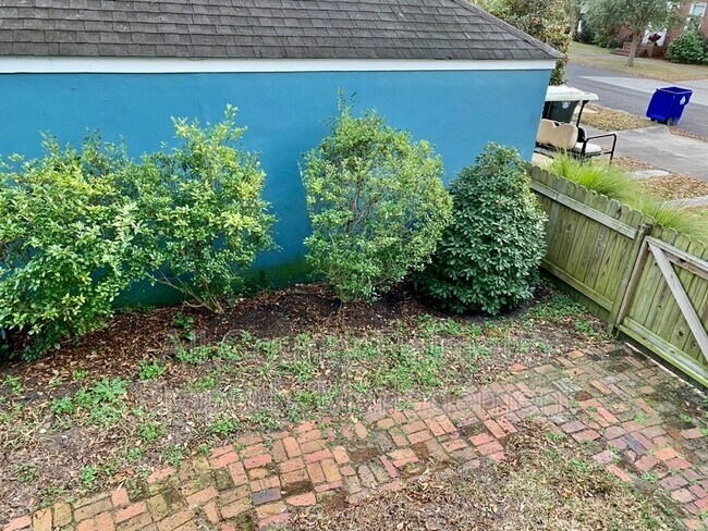 Building Photo - 213 Gordon St