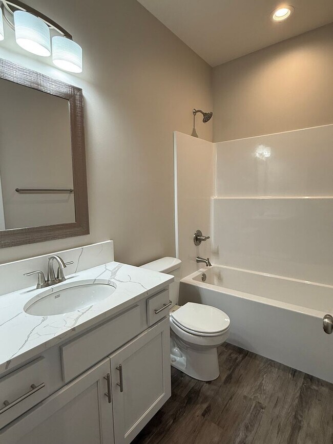 Building Photo - New 3 bedroom/3 bath ranch townhome in SE Lincoln