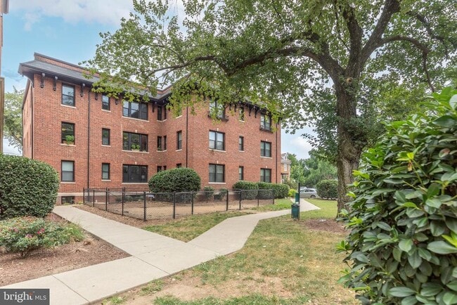 Building Photo - 1575 Spring Pl NW