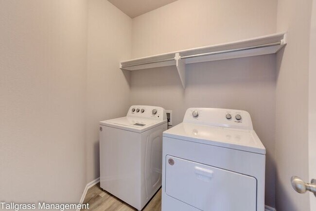 Building Photo - Gorgeous 4/2.5/2 on a corner lot!