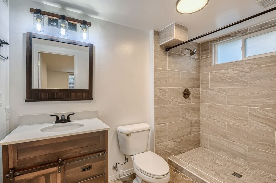 Ensuite bath with large walk-in shower - 451 NE Sumner St