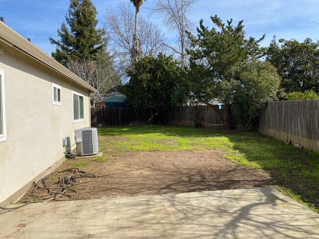 Building Photo - Available NOW - Cute 3 Bed 2 bath home in ...