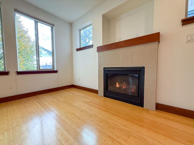 Building Photo - 3bd/2.5ba Seattle Townhome