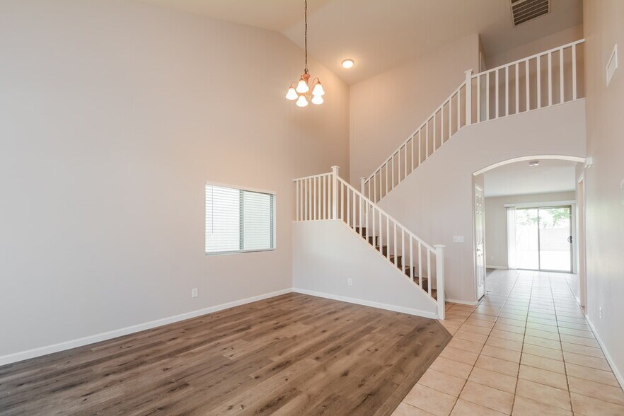 Building Photo - 3202 S Justin Dr