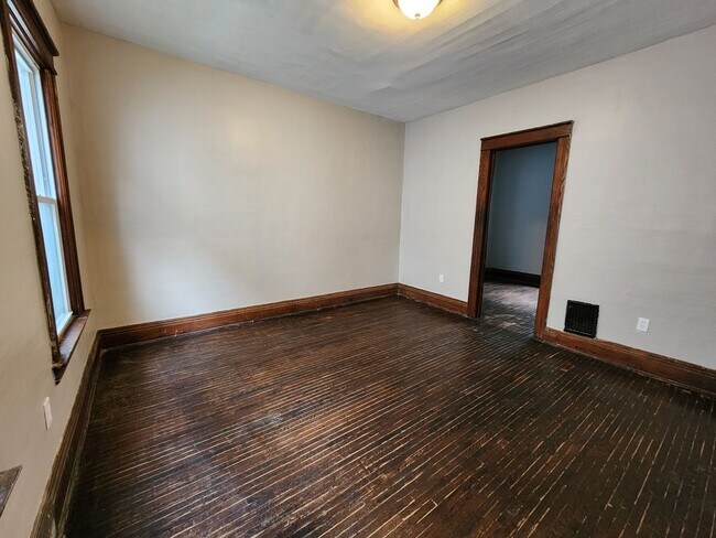 Building Photo - 94 Sobieski St