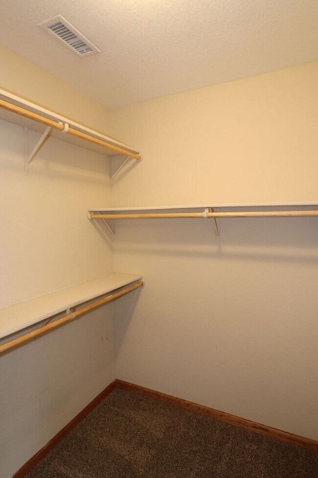 Building Photo - Spacious Duplex for Rent