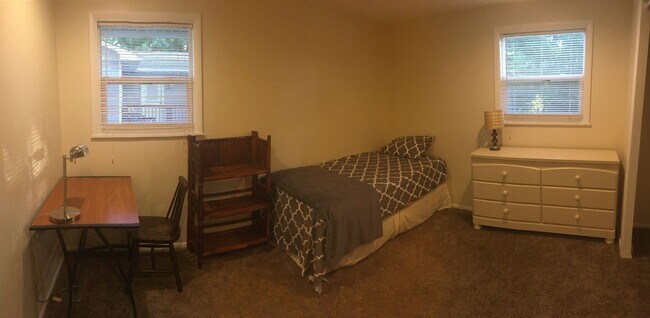 Building Photo - 3 bedroom house 5 person occupancy Availab...