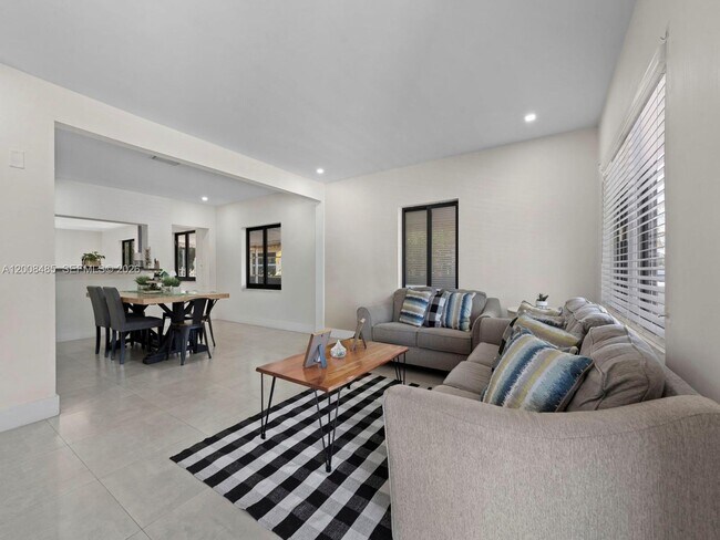 Building Photo - 252 E 36th St