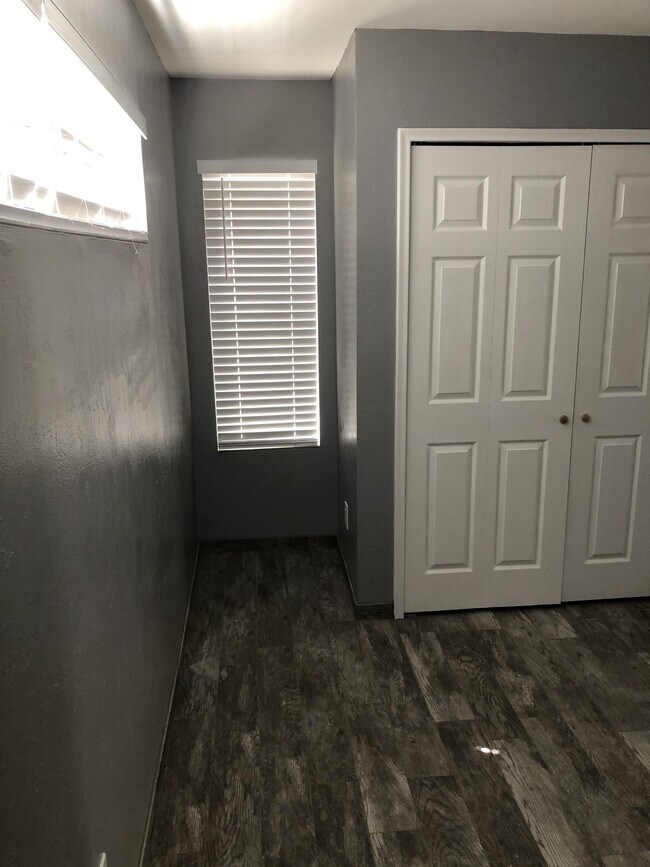 Building Photo - 2601 W Broadway Blvd