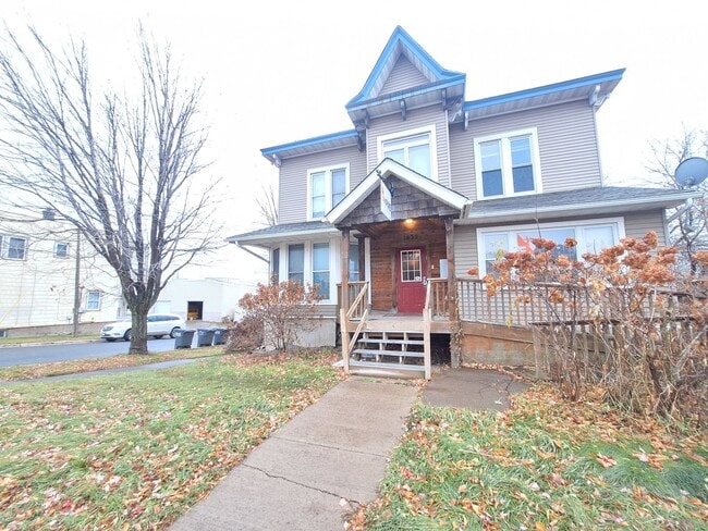 Building Photo - 1 Bedroom Available January!