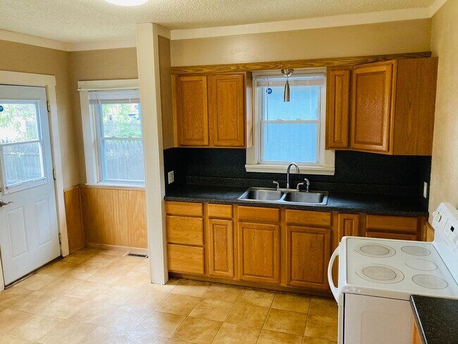 Building Photo - Charming Bungalow Near Downtown