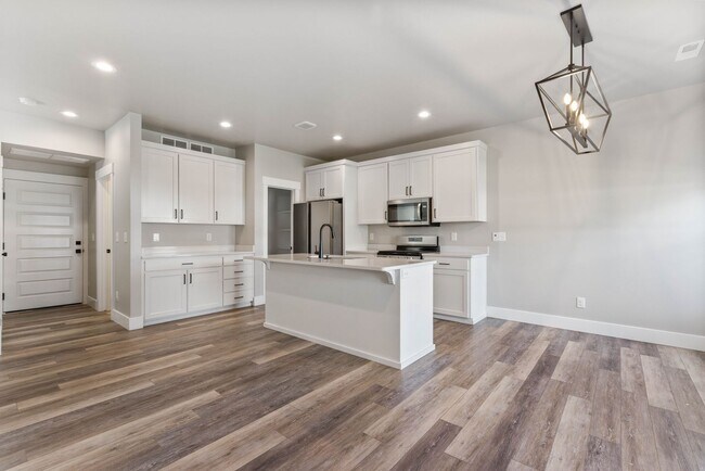 Building Photo - Awesome end unit 3 Bed 2.5 Bath townhome i...