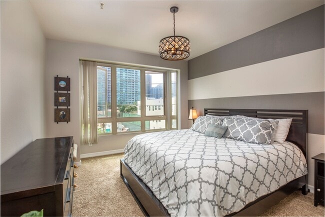 Building Photo - Beautifully Renovated 3Bed/2Bath Corner Un...