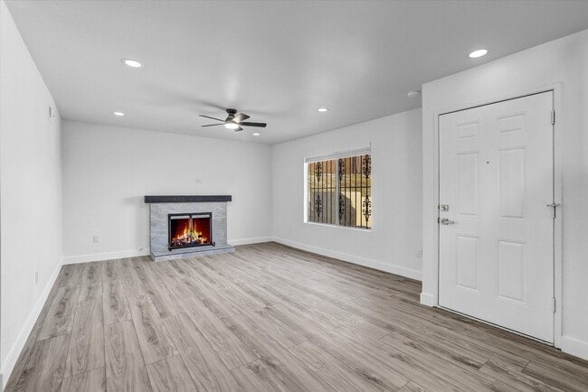 Building Photo - 2040 E 5th St