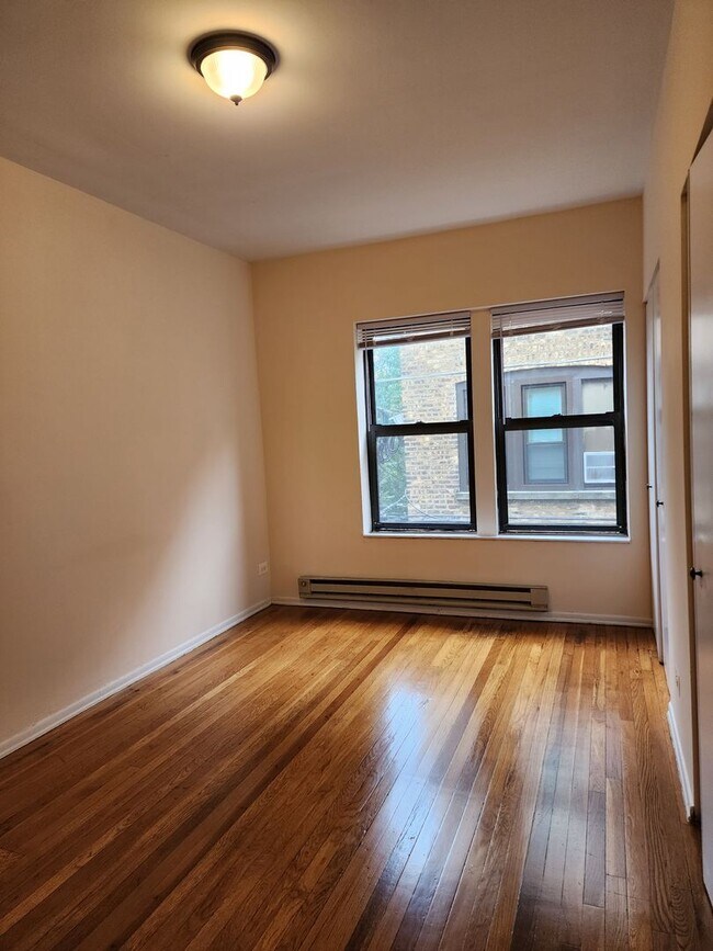 Building Photo - East Rogers Park Three Bedroom/Two Bath *I...