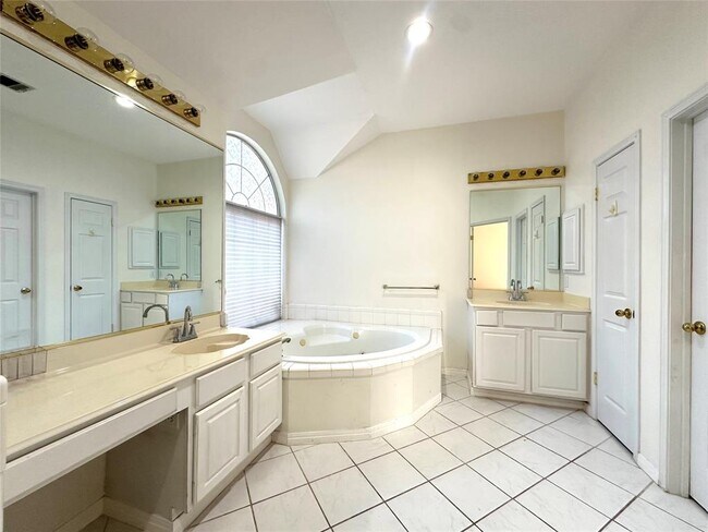 Building Photo - 10305 Open Gate Dr