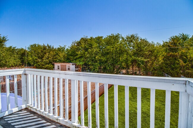 Building Photo - 913 N Brents Ave