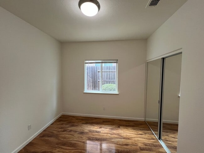 Building Photo - Gorgeous 3 bedroom plus office in Empire R...