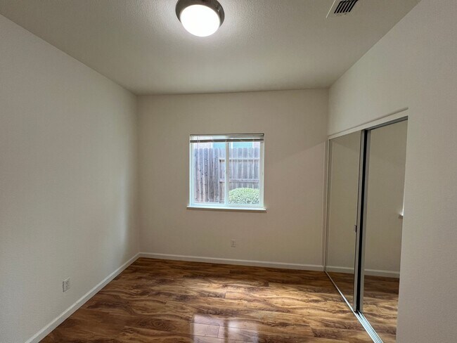Building Photo - Gorgeous 3 bedroom plus office in Empire Ranch!