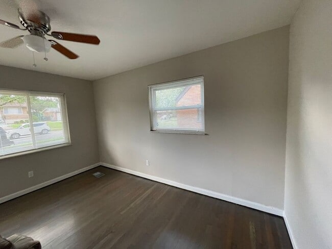 Building Photo - Amazing 3 bedroom 2 bathroom house availab...