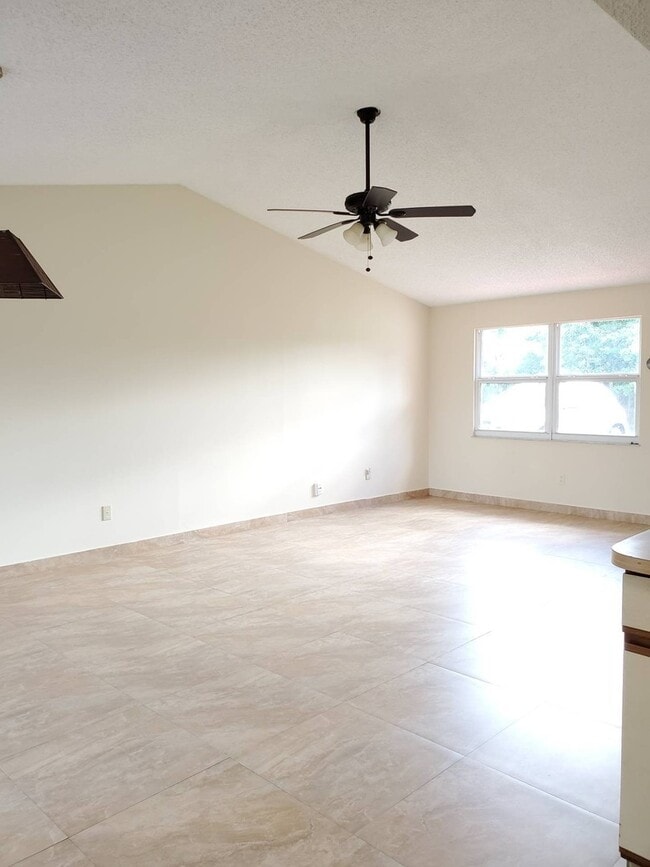 Building Photo - 3 bedroom 2 bath rental NO FENCE