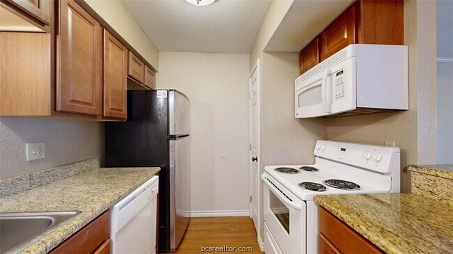 Building Photo - 904 University Oaks Blvd