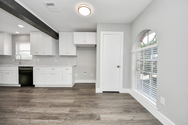 Building Photo - 15423 Ridingwood Dr