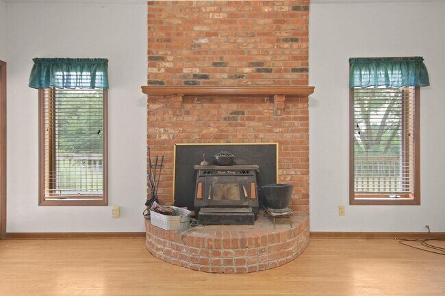 Building Photo - Private 3BR Brick Home with Scenic View