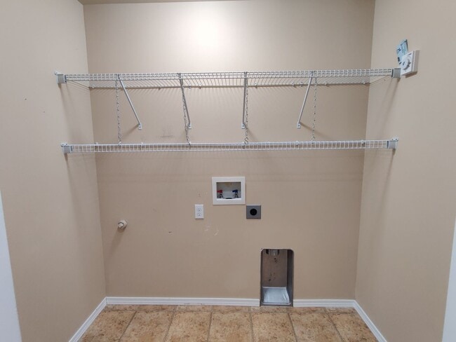 Building Photo - West Kennewick Location Close to Freeway A...
