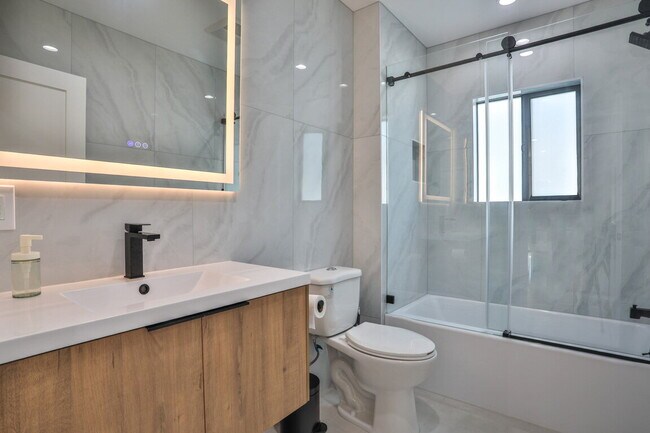 Building Photo - Fully Furnished 3BR Home in Long Beach W/ Appliances