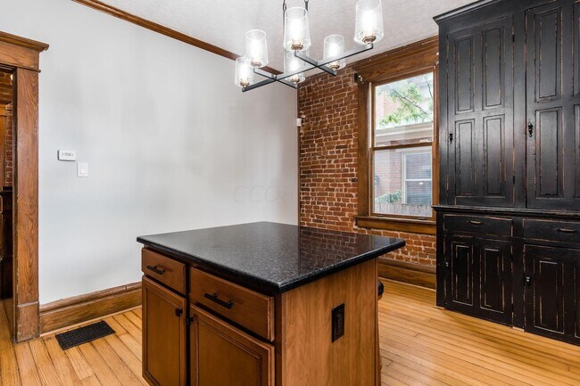Building Photo - 104 Thurman Ave