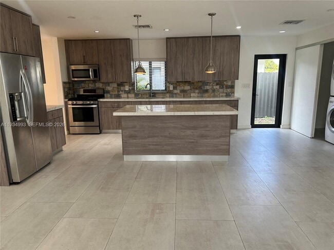 Building Photo - 2832 SW 124th Ct