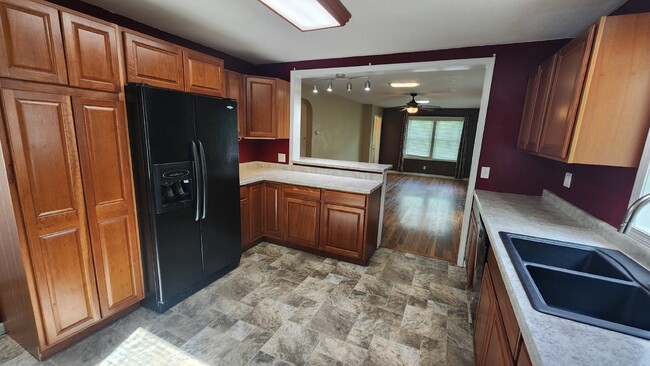 Building Photo - 3 Bedroom, 2 Bathroom House - Available May 1st with early move-in possible!