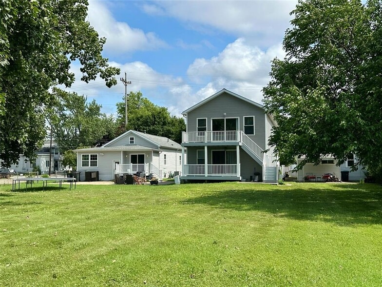 Building Photo - 808 W 2nd St