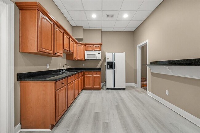 Building Photo - 225 Lake Summit View