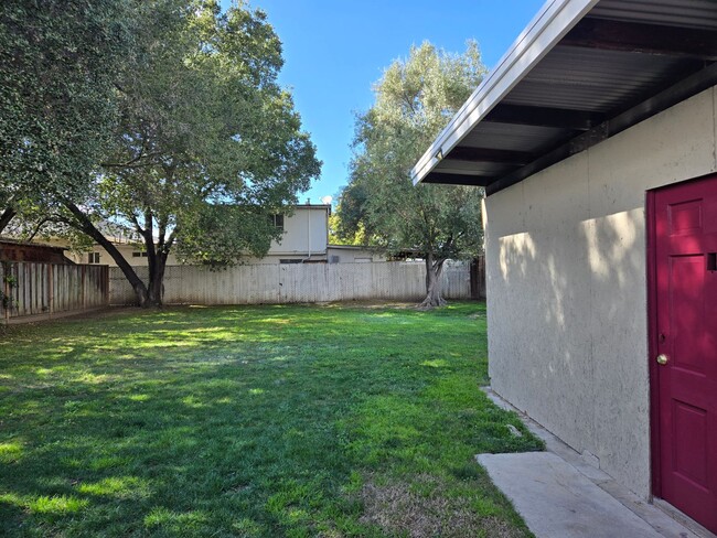 Building Photo - 3 bed/ 1 bath with HUGE yard and storage