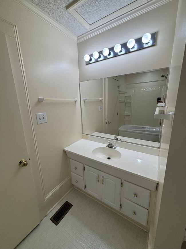 Building Photo - 800 Lennie Ln