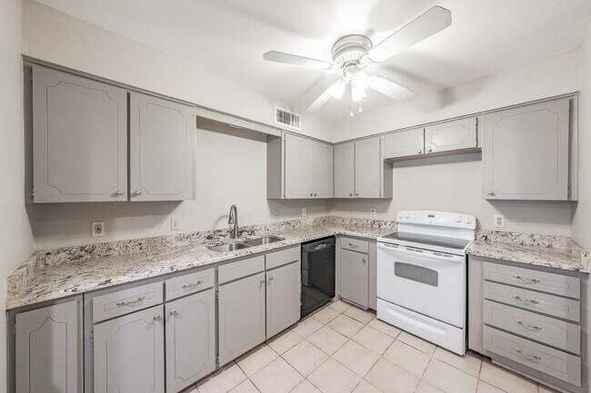 Building Photo - Prime Location in Overton West! Spacious D...