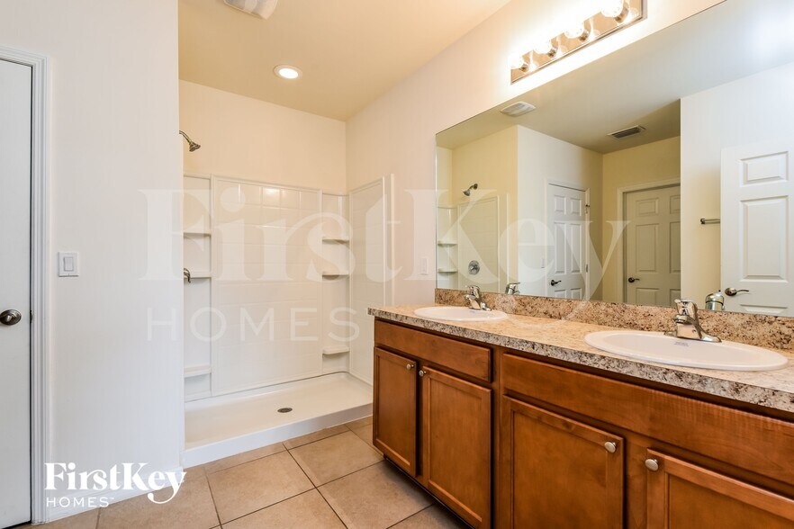 Building Photo - 4406 SW 9th Ave