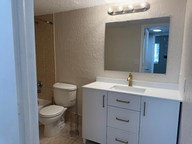 Building Photo - 3710 N Pine Island Rd