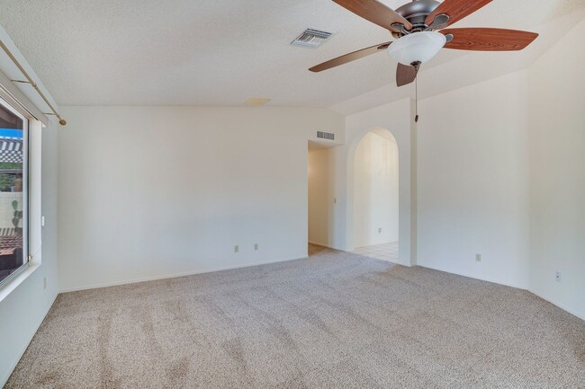 Building Photo - Beautiful, Clean 3Bdrm, 2ba home on East s...